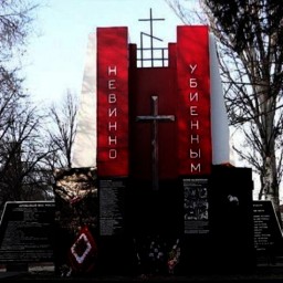 Тогда и сейчас: два десятка раз нападали ростовские вандалы на памятник «Невинно убиенным»