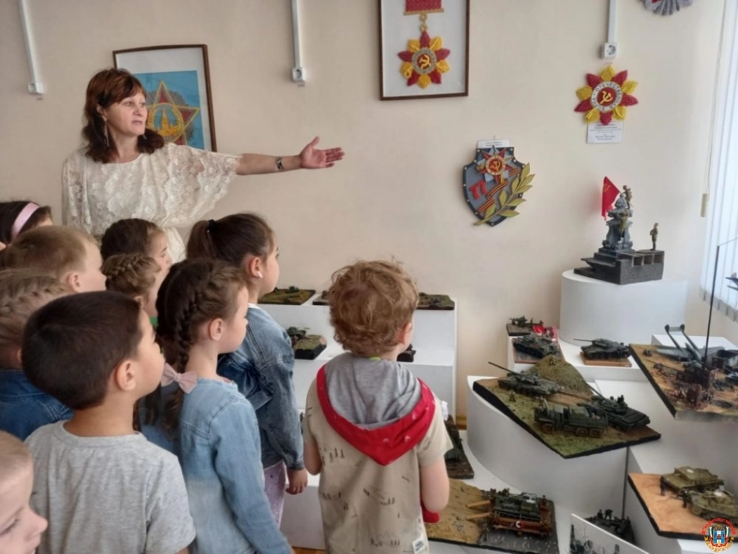 В городском Центре детского технического творчества проходит выставка макетов военной техники