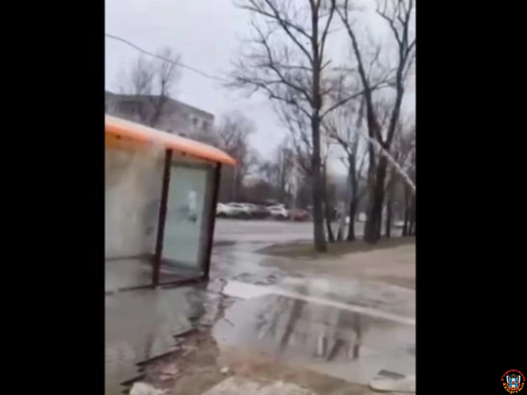 В Ростове на Западном из-за прорыва трубы затопило остановку
