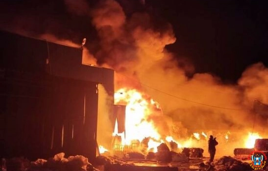 В Ростове произошел крупный пожар на складе