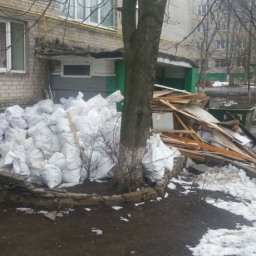 Ростовчане устроили свалку строительных отходов у многоквартирного дома