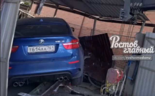 В Ростовской области уходящий от погони водитель BMW снёс ворота частного дома В Ростовской области уходящий от погони водитель BMW снёс ворота частного дома