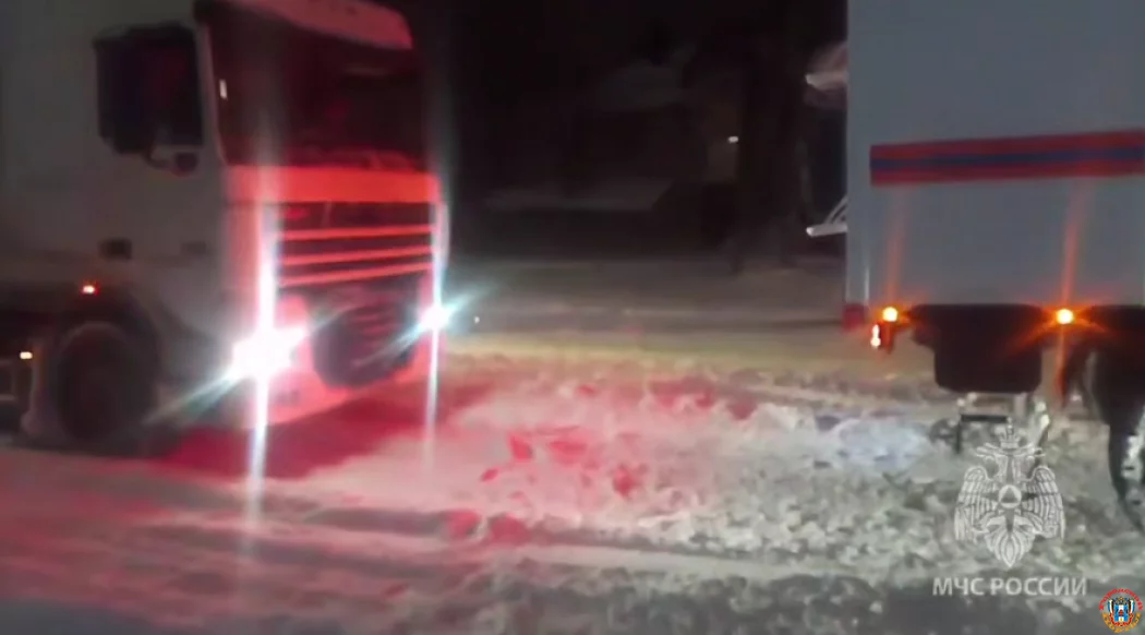 Снежный плен под Аксаем: тяжелая техника МЧС вытягивает фуры на обледенелых подъемах