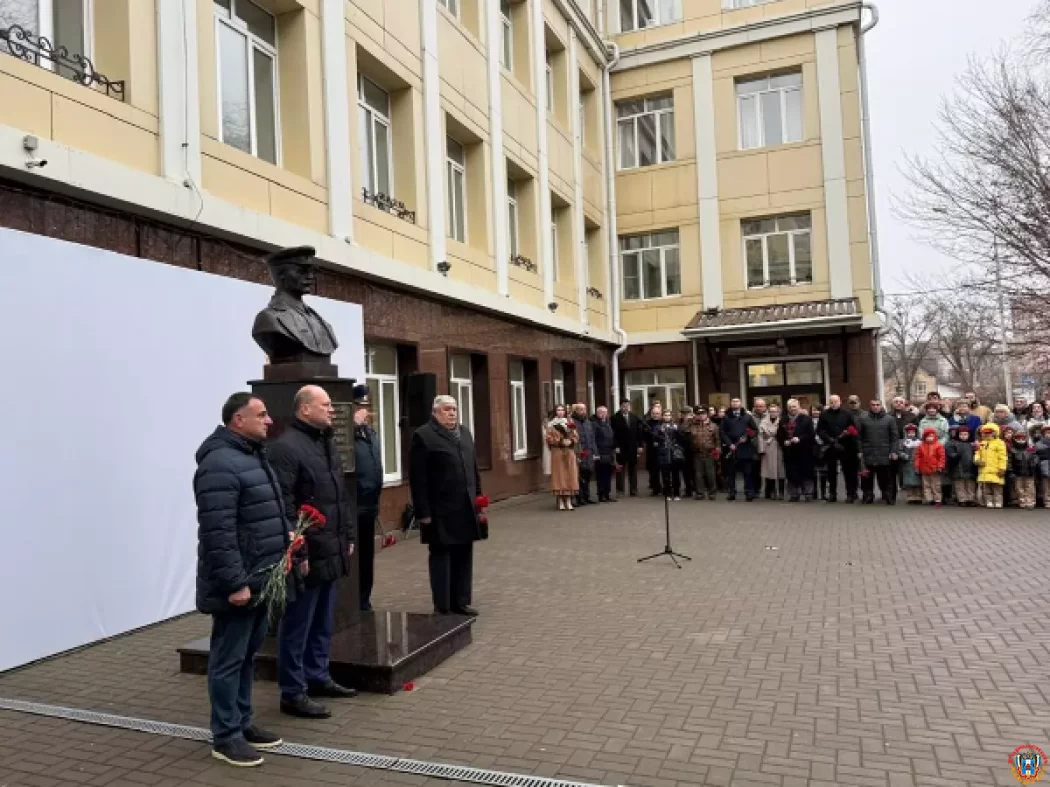 В донской гимназии открыли бюст Герою Советского Союза Гукасу Мадояну