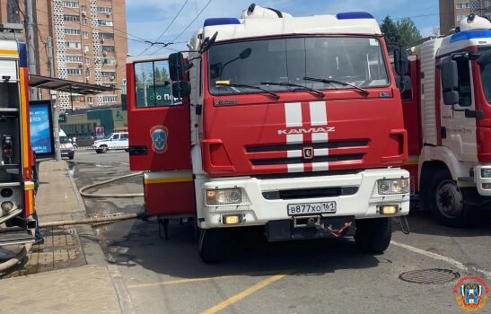 В крупном пожаре на складе в Ростове сгорели спецтехника и запчасти на авто
