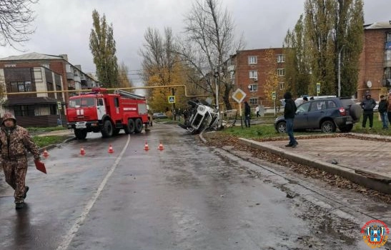 В Зверево водитель автокрана пострадал в ДТП, завалившись на бок