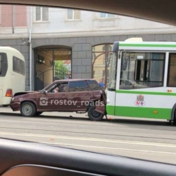 В Ростове легковушку зажало в «бутерброд» между маршруткой и автобусом