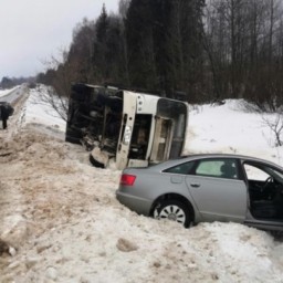 Пассажирский автобус перевернулся после ДТП в Ивановской области