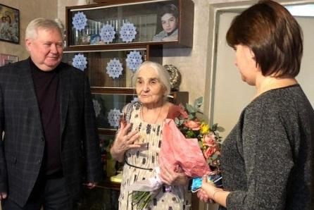 В Советском районе поздравили Веру Оганесову со 100-летним юбилеем