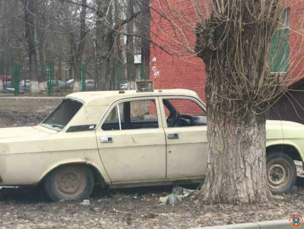 Разбитая и брошенная угонщиками "Волга" раздражает жильцов дома в центре Ростова