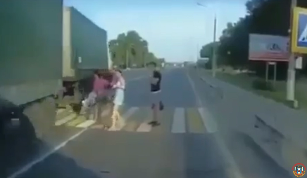 Шокирующее видео: пешеходы чудом избежали наезда «бешеной» фуры в Ростове