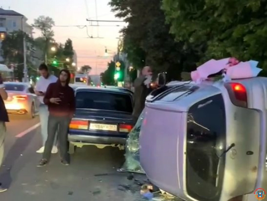 В центре Ростова-на-Дону перевернулось авто