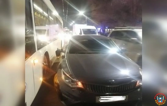 В Ростове на Ларина в ДТП с автобусом пострадал пассажир легковушки