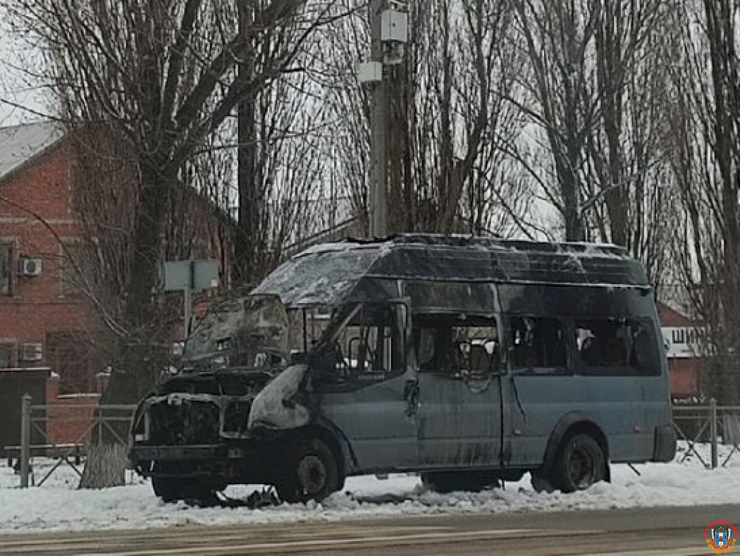 В Ростовской области на ходу вспыхнул микроавтобус