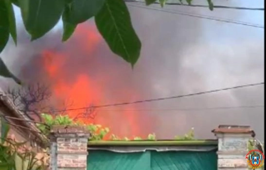 В Таганроге десятки спасателей тушат крупный пожар в частном доме