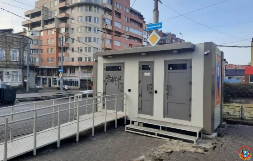 Жители Ростова пожаловались на уличные туалеты, которые принимают оплату, но попасть в них нельзя