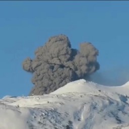 Курильский вулкан Эбеко выбросил двухкилометровый столб пепла