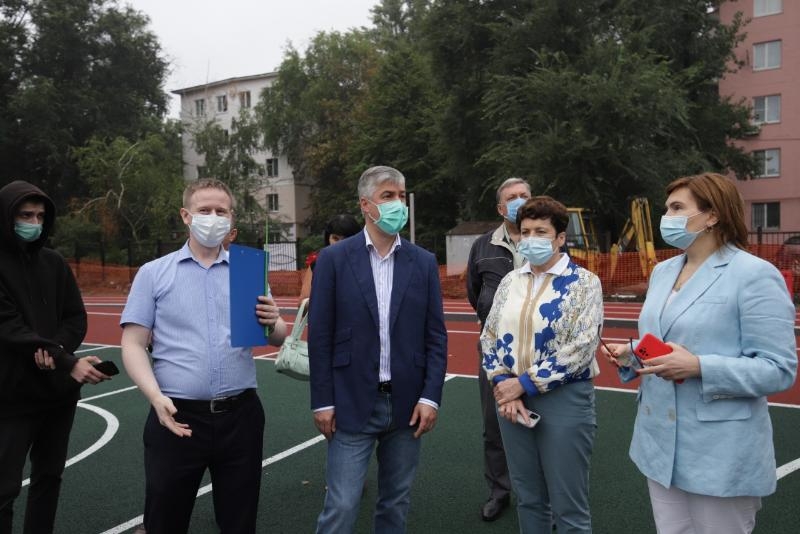 Сити-менеджер Алексей Логвиненко побывал в ростовских школах перед началом учебного года