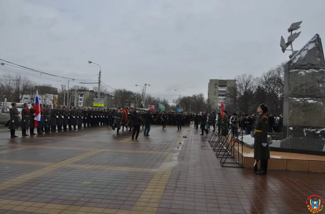 К памятнику воинам-интернационалистам в Ростове возложили цветы бойцы ЧВК «Вагнер»
