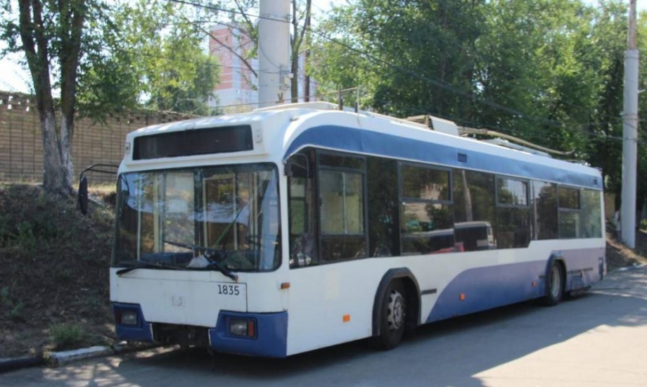 В Ростове на Московской троллейбус сбил пенсионерку