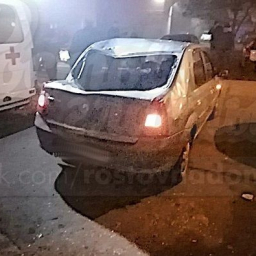 В Ростове мужчина выпал из окна на припаркованный Renault и выжил