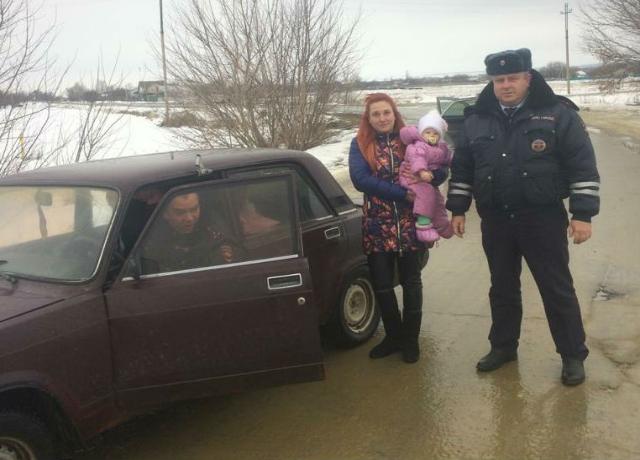 На Дону инспекторы ДПС спасли замерзавших в машине девушку с маленьким ребенком