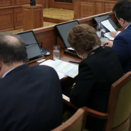 В Ростовской области принято решение поднять зарплату чиновникам