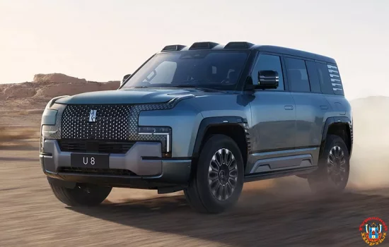Как гигантские суперавтовозы доставляют BYD Yangwang U8 в салоны