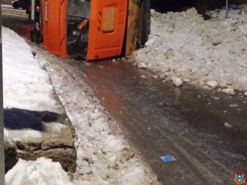 КамАЗ со снегом опрокинулся на бок в центре Ростова