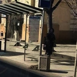 В центре Ростова водитель автобуса разбил стекло остановки и уехал