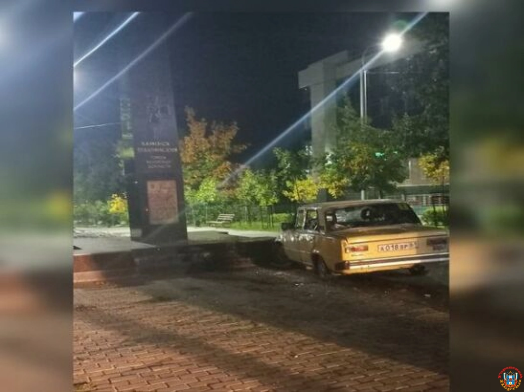 В Каменске водитель «копейки» врезался в мемориал на набережной