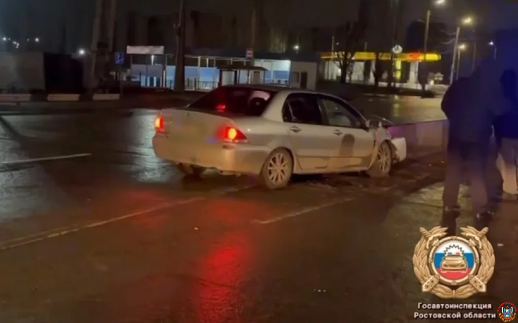 Водитель Mitsubishi Lancer погиб в Ростове, врезавшись в бетонное ограждение на улице Штахановского