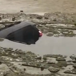 В Ростовской области контрабандисты утопили свою машину в пруду