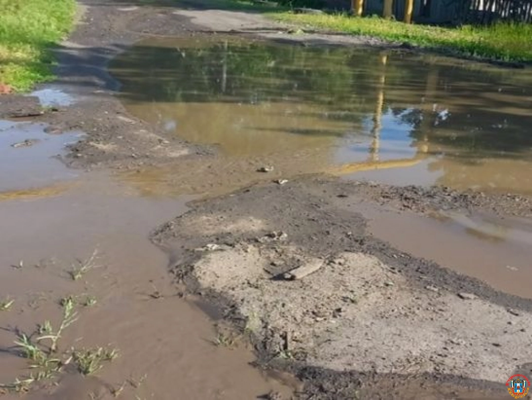 В Новошахтинске коммунальщики превратили двор на улице Нерушимой в настоящее болото