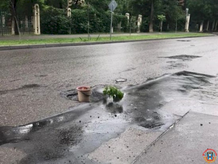 В Ростове автомобилисты заткнули очередную яму в дороге ведром
