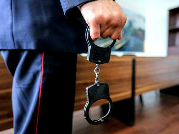 В Ростове осужден экс-полицейский за взятку в 150 тысяч рублей
