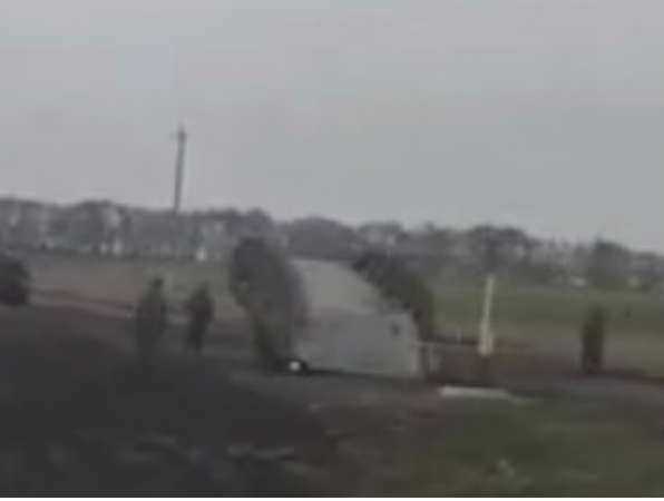 Пытавшиеся перевернуть танк военные насмешили автолюбителей в Ростовской области