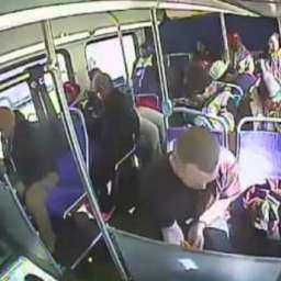 Наркоман «под кайфом» в автобусе до ужаса напугал пассажирку