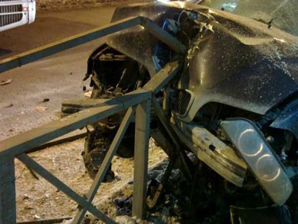 Потерявший управление на скользкой дороге водитель иномарки разбился о забор под Ростовом