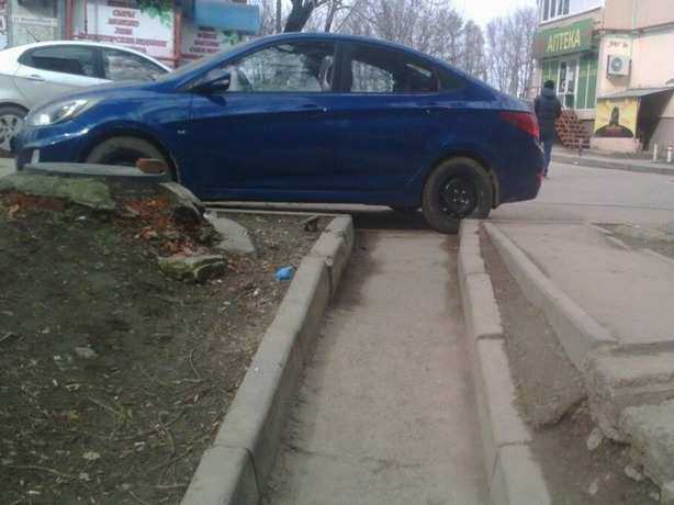 Нервный борец за свободные тротуары и пандусы в Ростове боится суровой мести автовладельцев Нервный борец за свободные тротуары и пандусы в Ростове боится суровой мести автовладельцев