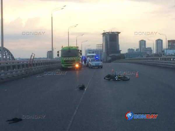 Водитель мотоцикла погиб, врезавшись в колесоотбойный брус в Ростове