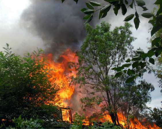 Перекинувшийся с нежилого барака огонь почти уничтожил частный дом в Ростовской области