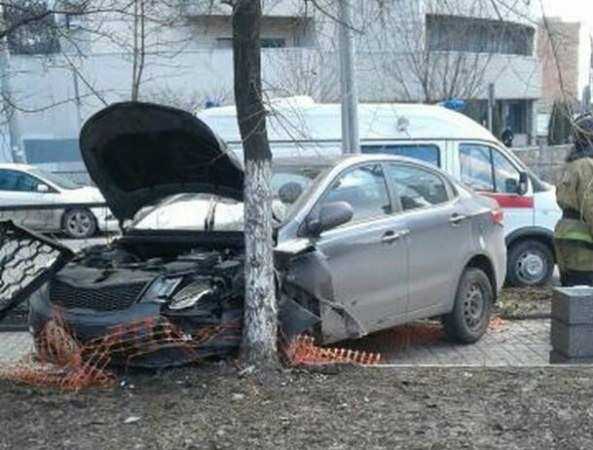 Иномарка снесла забор в Ростове и вылетела на школьный двор