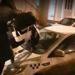 Сладкую месть устроил молодой отец с коляской безответственному водителю такси в Ростове