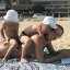 Сверкая голыми сиськами при троих детях, ростовчанка Полина Диброва резвилась на пляже 0