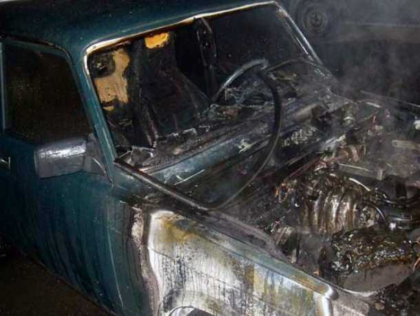 Угнанный автомобиль случайно спалили курильщики в Первомайском районе Ростова