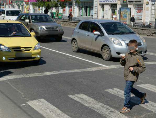 Переходившего дорогу по «зебре» 11-летнего мальчика отправил в больницу молодой автомобилист под Ростовом