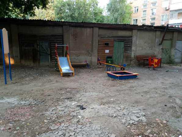 Песочницу с кусками асфальта для "суровых ростовских детей" построили во дворе жилого дома