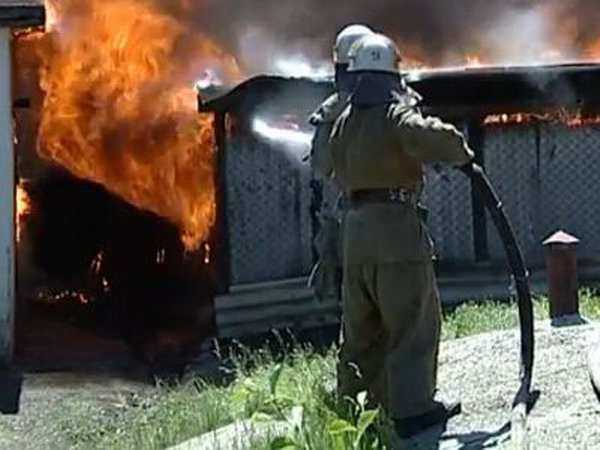 В Ростове пожар повредил два автомобиля