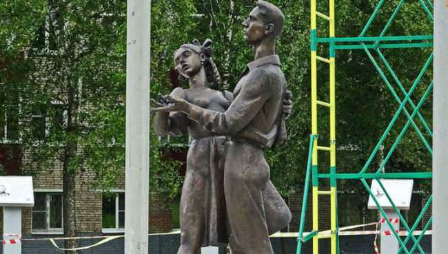 В Сергиевом Посаде возмущены "сексуальным" памятником с выпускницей 1941 года